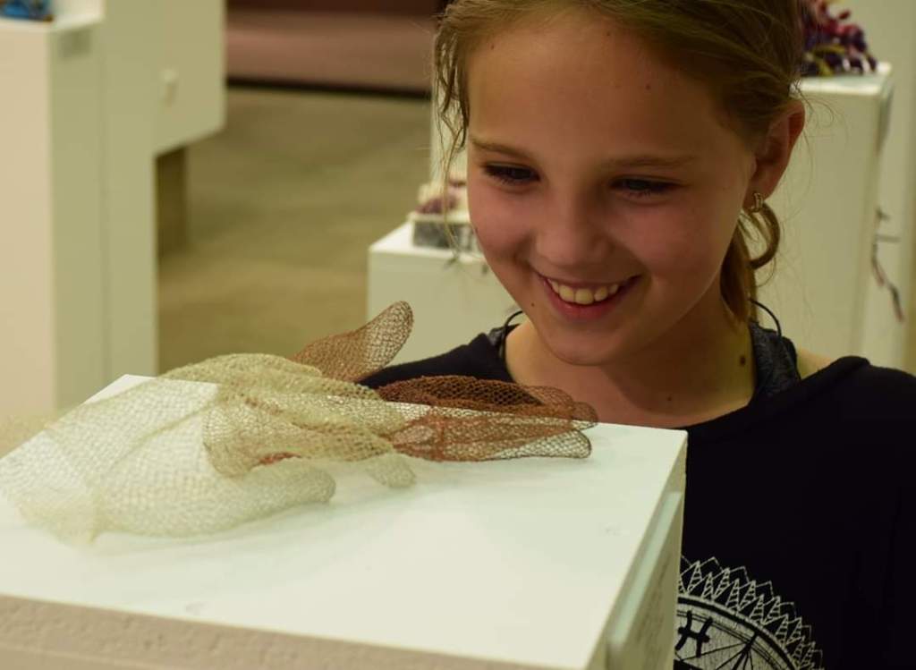 VI.Nemzetközi MINIATŰRTEXTIL Triennálé 2018 HROMADOVÁ, Mária DLA: ÉRINTÉS, 2017