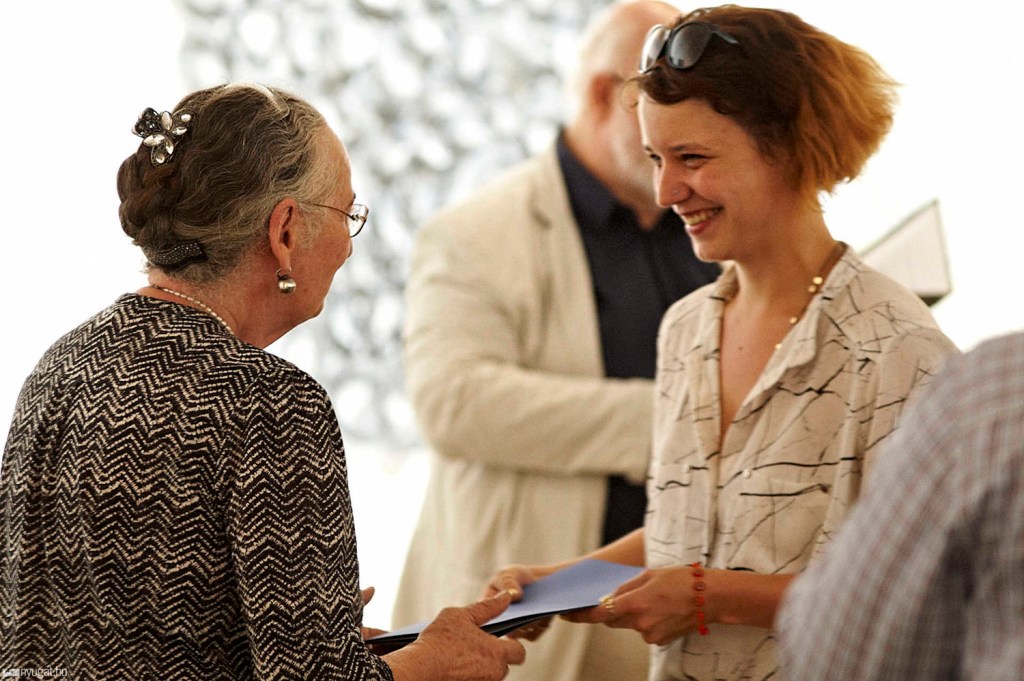 Sárváry Katalin textilművész díjat ad át